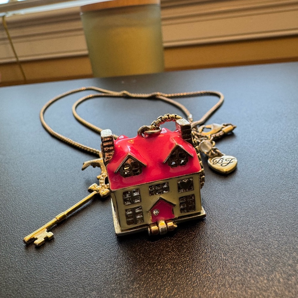 Betsey Johnson Long Pendant House Necklace Hinged to Reveal *VINTAGE, RARE FIND* - Picture 11 of 16